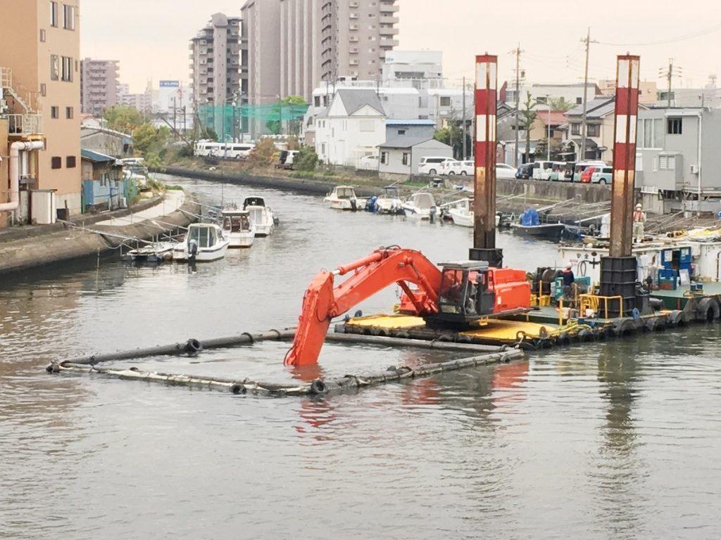 浚渫工事の出来形管理にも活躍するリモコンボートによる深浅測量
